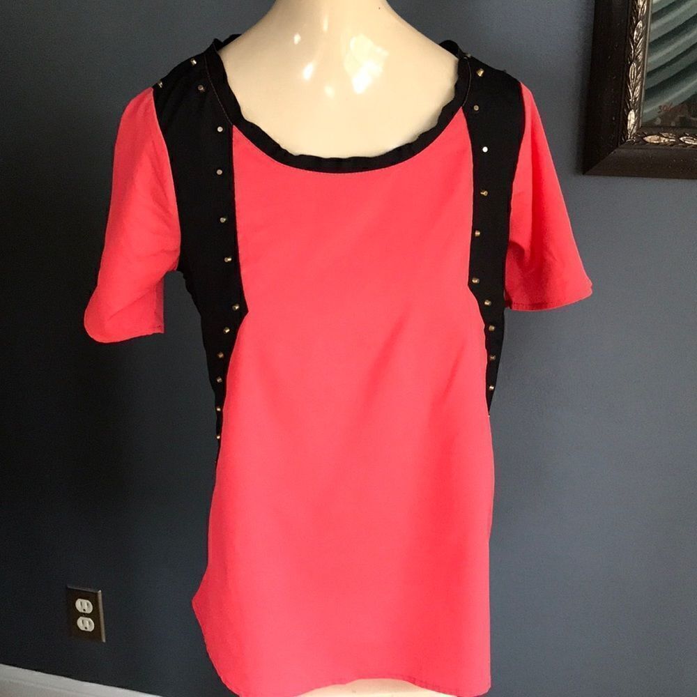 BKE coral/black stud accent top, small